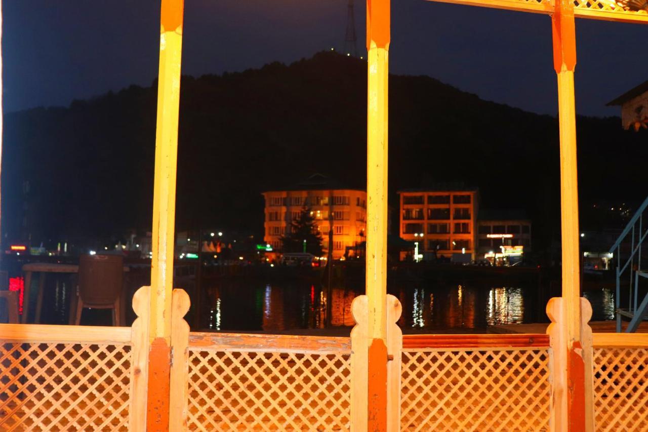 House Boat New Pala Palace Srīnagar Buitenkant foto