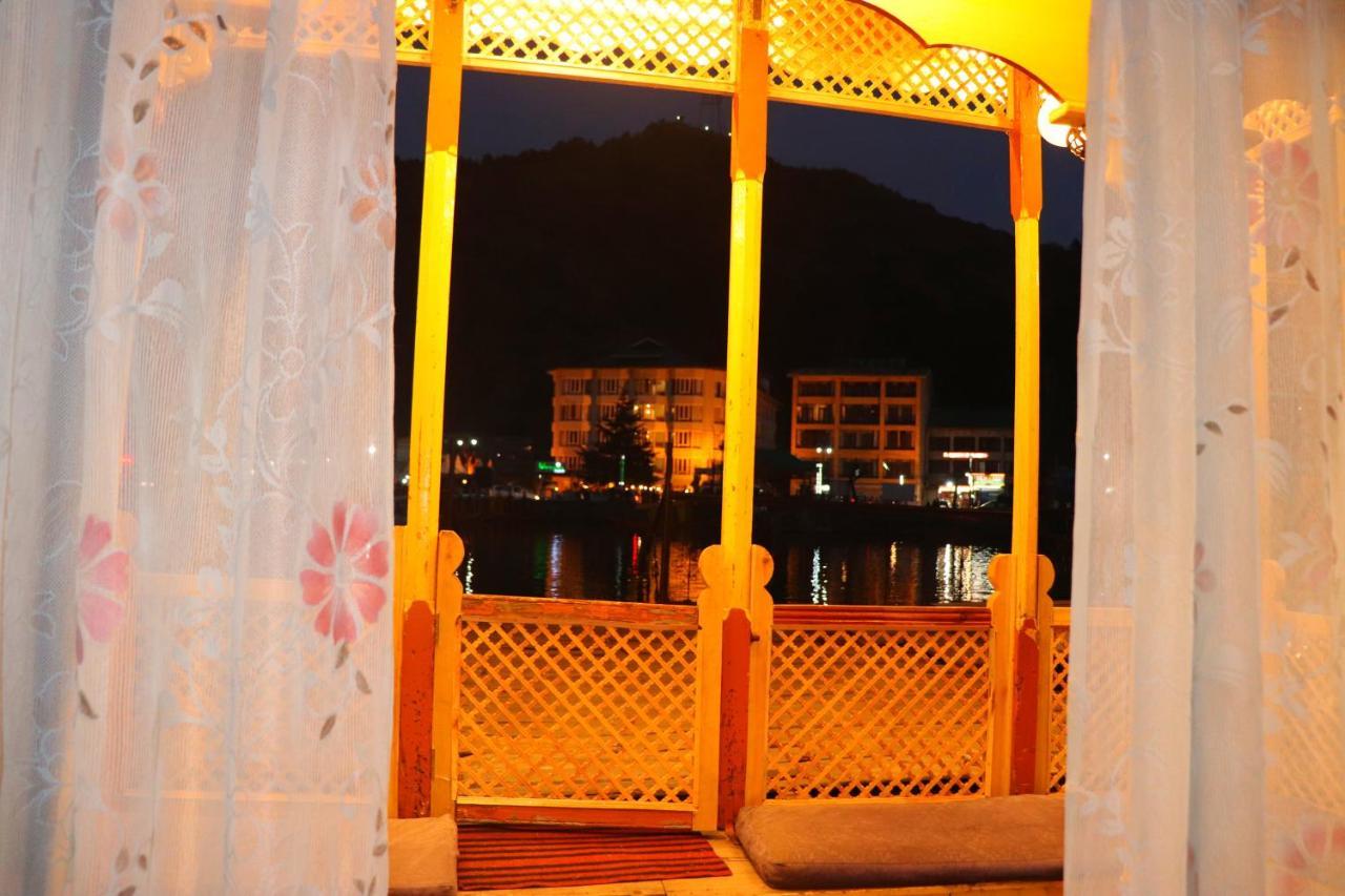 House Boat New Pala Palace Srīnagar Buitenkant foto