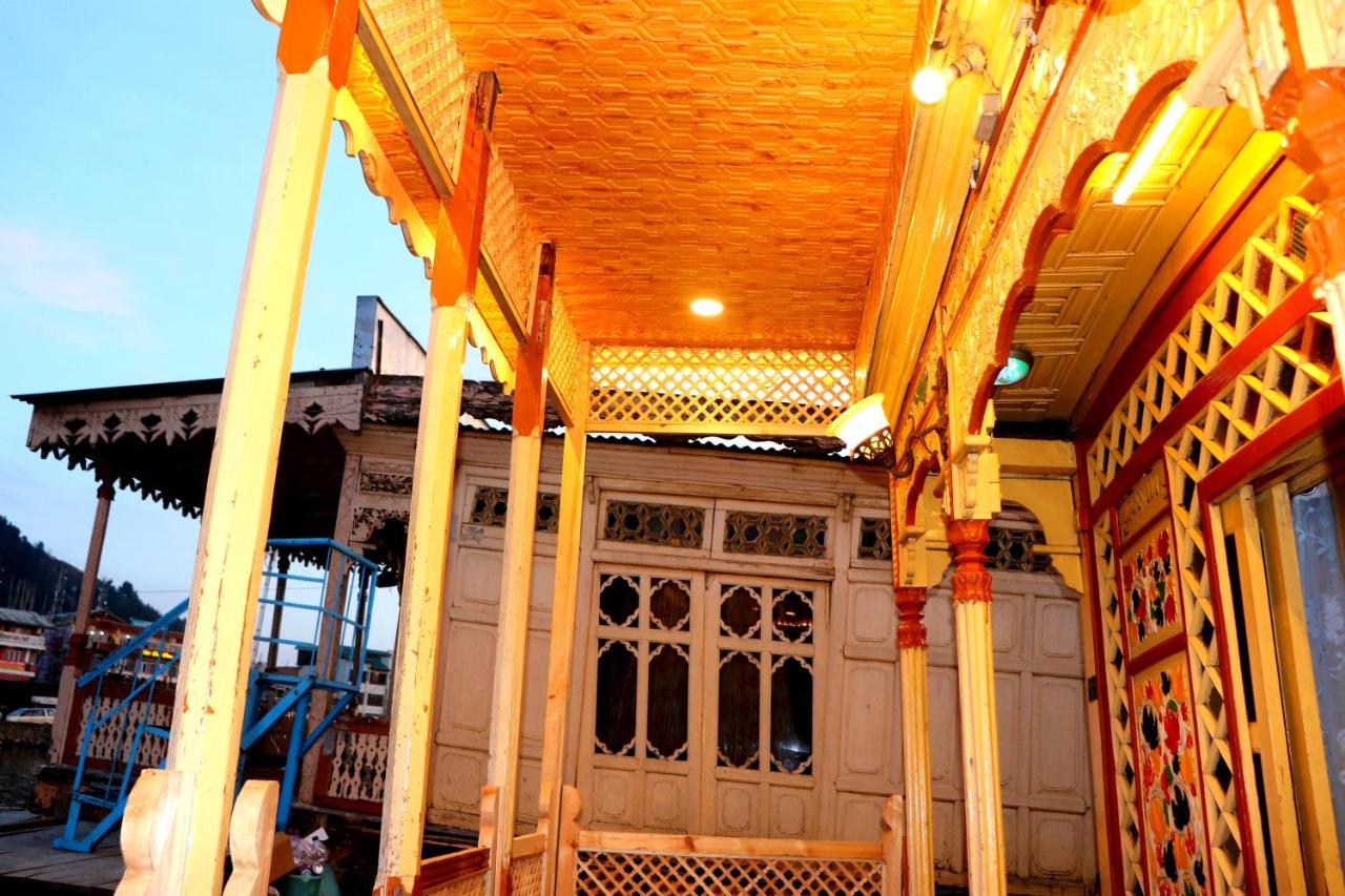 House Boat New Pala Palace Srīnagar Buitenkant foto
