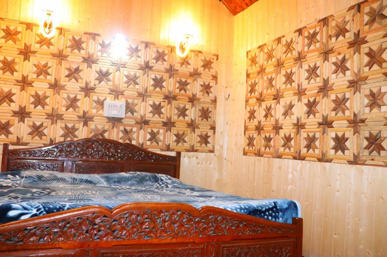 House Boat New Pala Palace Srīnagar Buitenkant foto