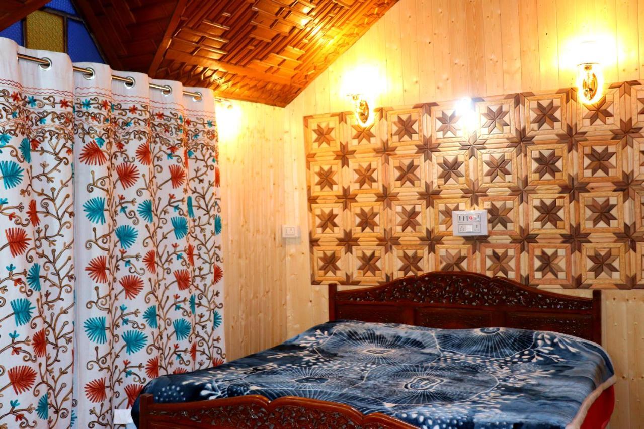 House Boat New Pala Palace Srīnagar Buitenkant foto