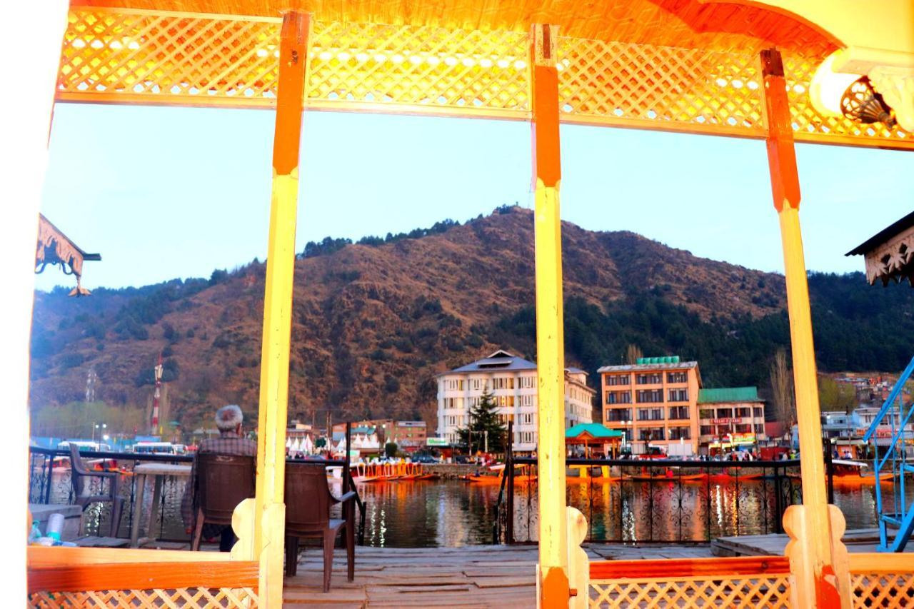 House Boat New Pala Palace Srīnagar Buitenkant foto