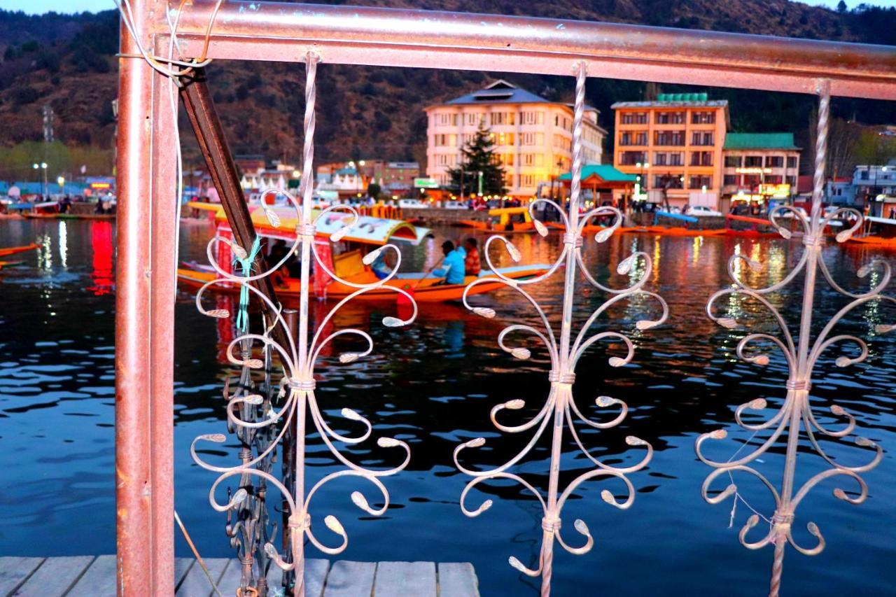 House Boat New Pala Palace Srīnagar Buitenkant foto