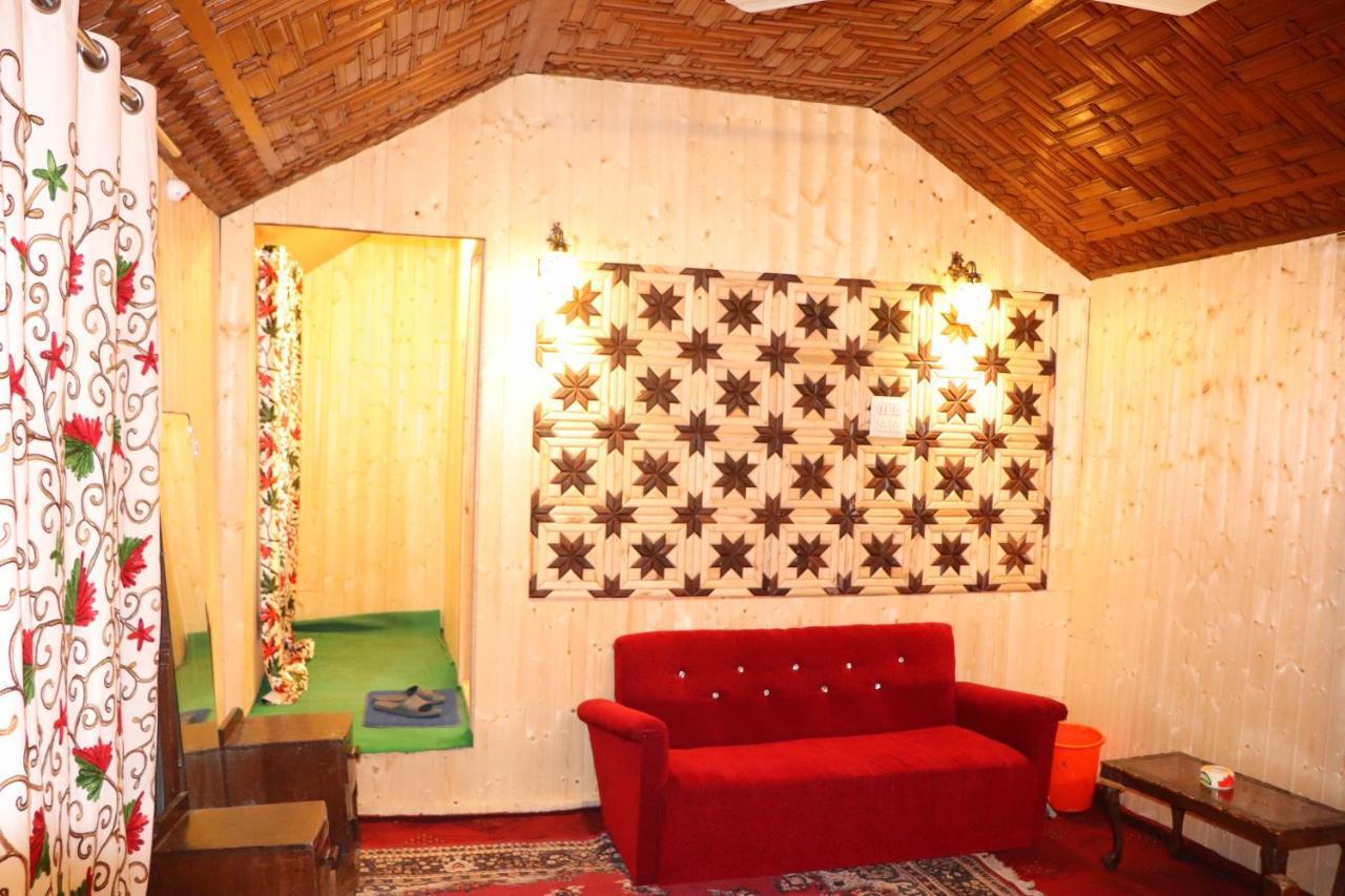 House Boat New Pala Palace Srīnagar Buitenkant foto
