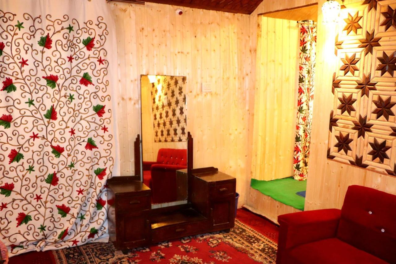 House Boat New Pala Palace Srīnagar Buitenkant foto