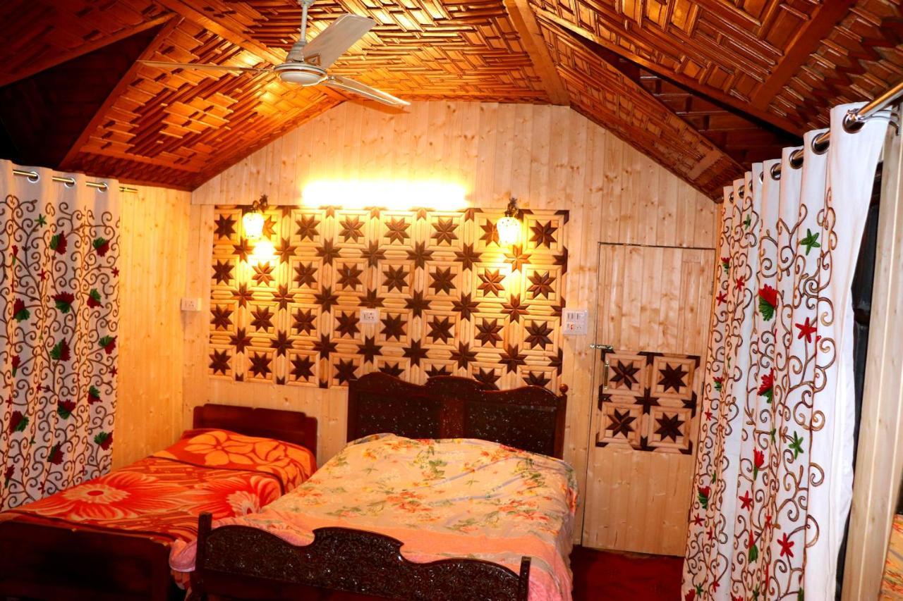 House Boat New Pala Palace Srīnagar Buitenkant foto