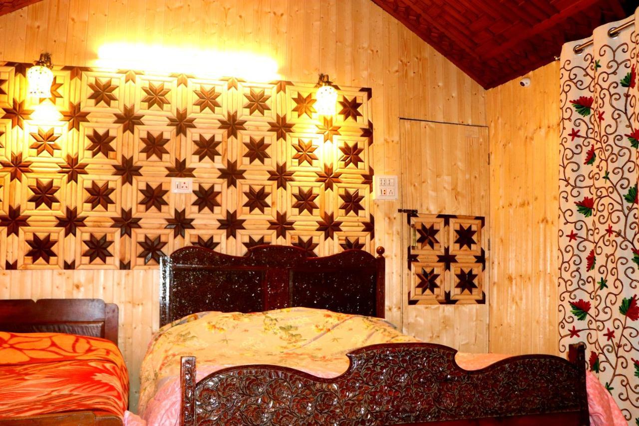 House Boat New Pala Palace Srīnagar Buitenkant foto