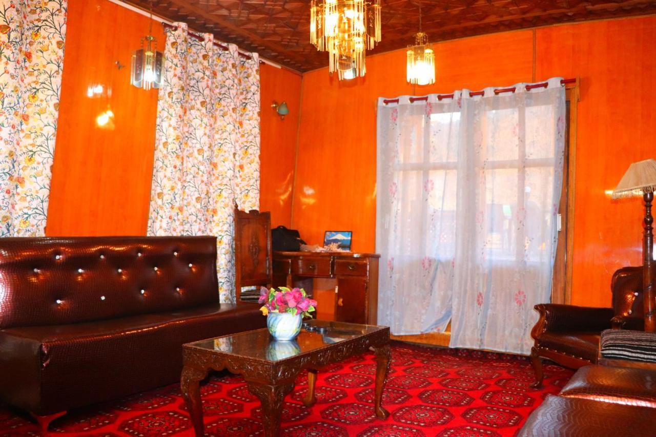 House Boat New Pala Palace Srīnagar Buitenkant foto