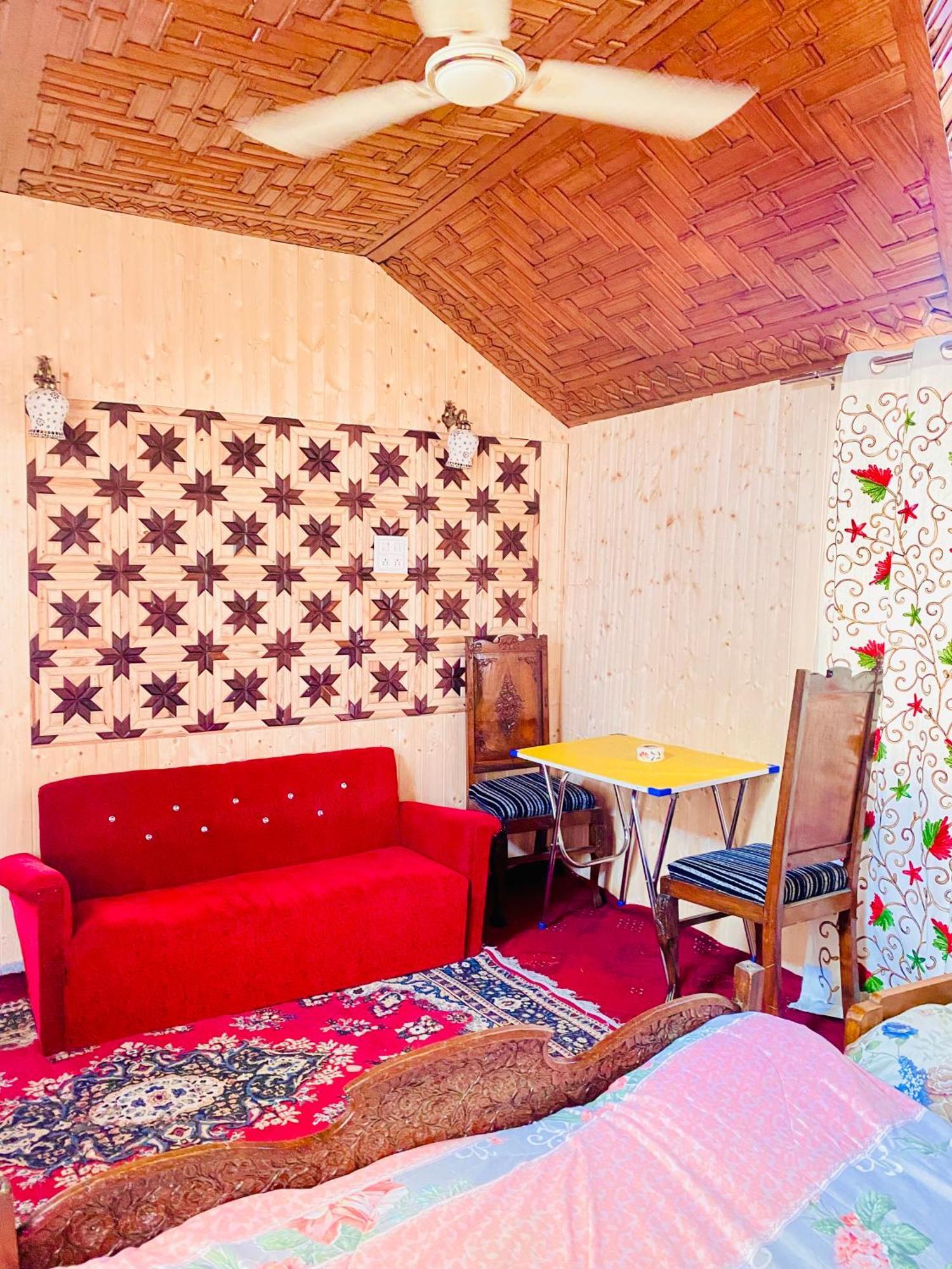 House Boat New Pala Palace Srīnagar Buitenkant foto