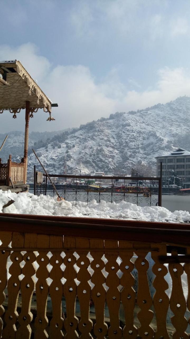 House Boat New Pala Palace Srīnagar Buitenkant foto